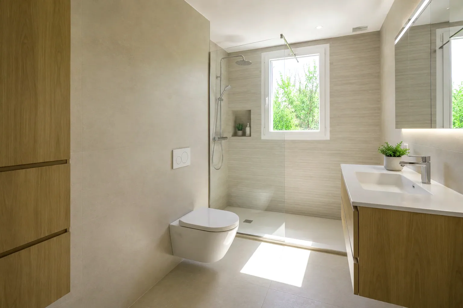 Baño con ducha a ras de suelo renovado en Elda